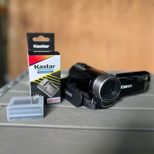 Canon Vixia HF R10 8 GB Digital Camcorder Tested WORKS 2 Batteries Plus Charger